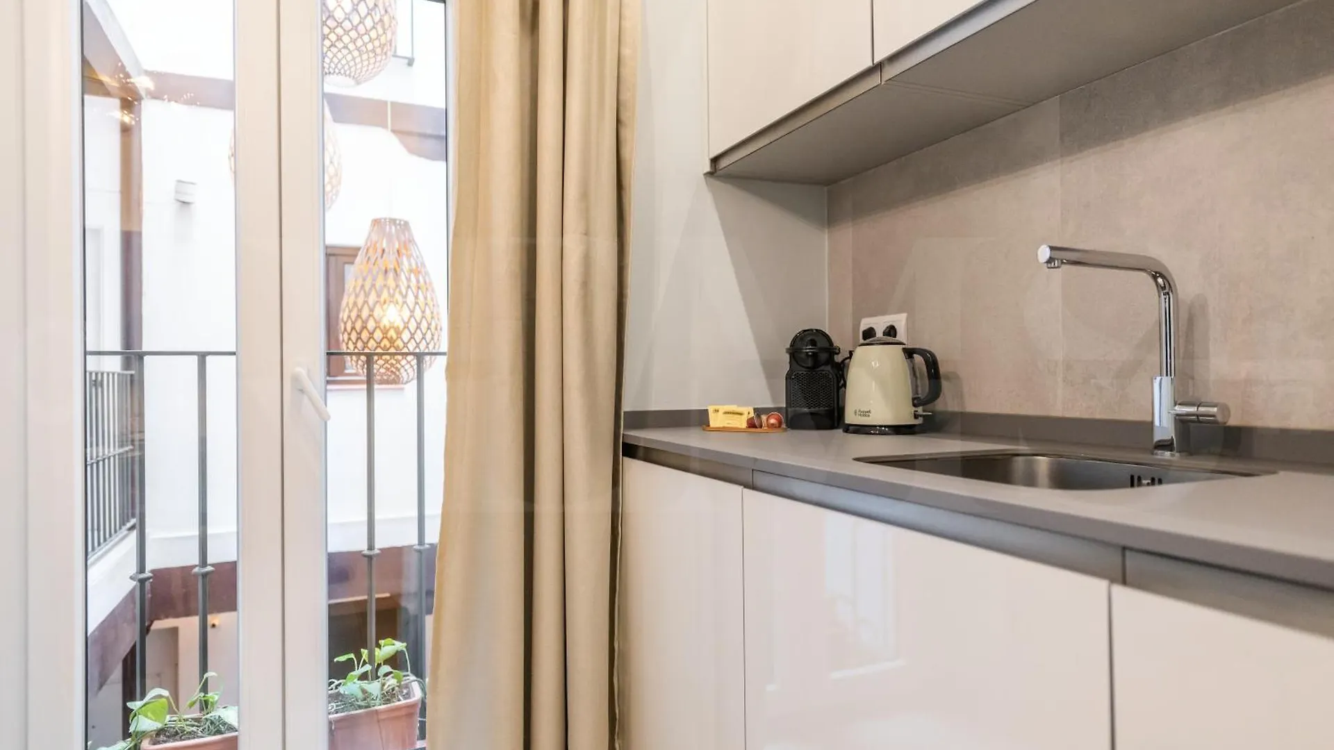 Modern Studio In The Heart Of Malaga By Rems