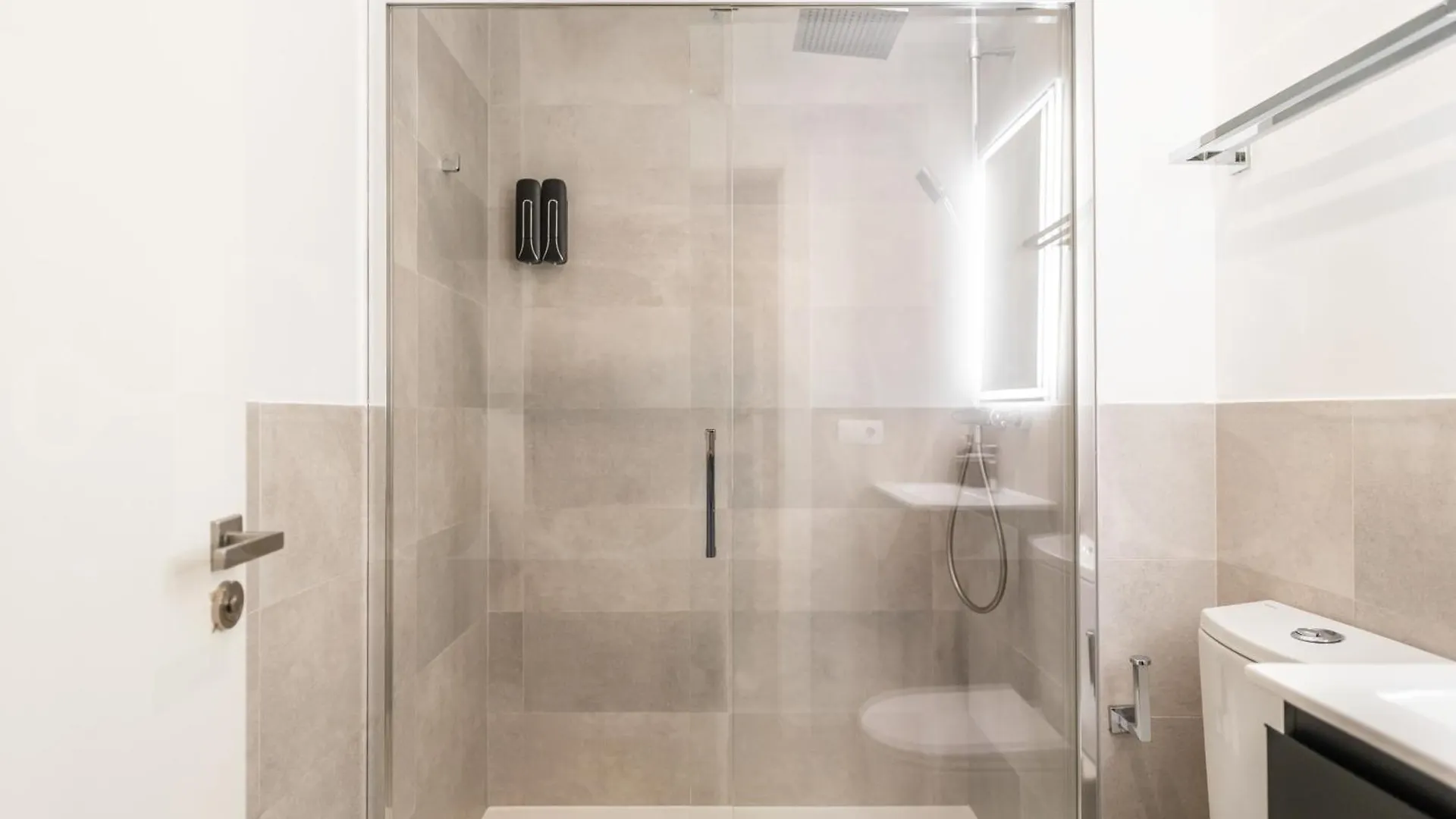 Modern Studio In The Heart Of Malaga By Rems